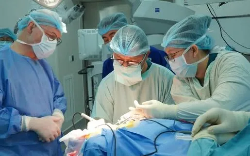 Cấy thân não thính giác cho hai trẻ điếc bẩm sinh: bước ngoặt phục hồi thính lực