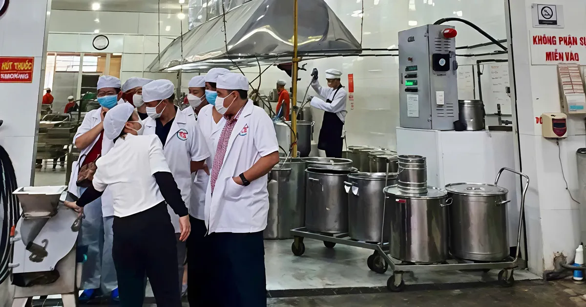 Phụ huynh theo dõi chất lượng bữa ăn bán trú bằng công cụ nào?