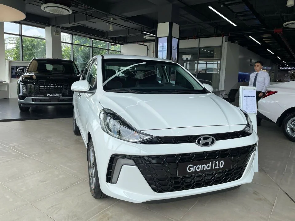 Hyundai Grand i10 và Wuling Bingo giảm giá: nên mua xe nào tháng 9?