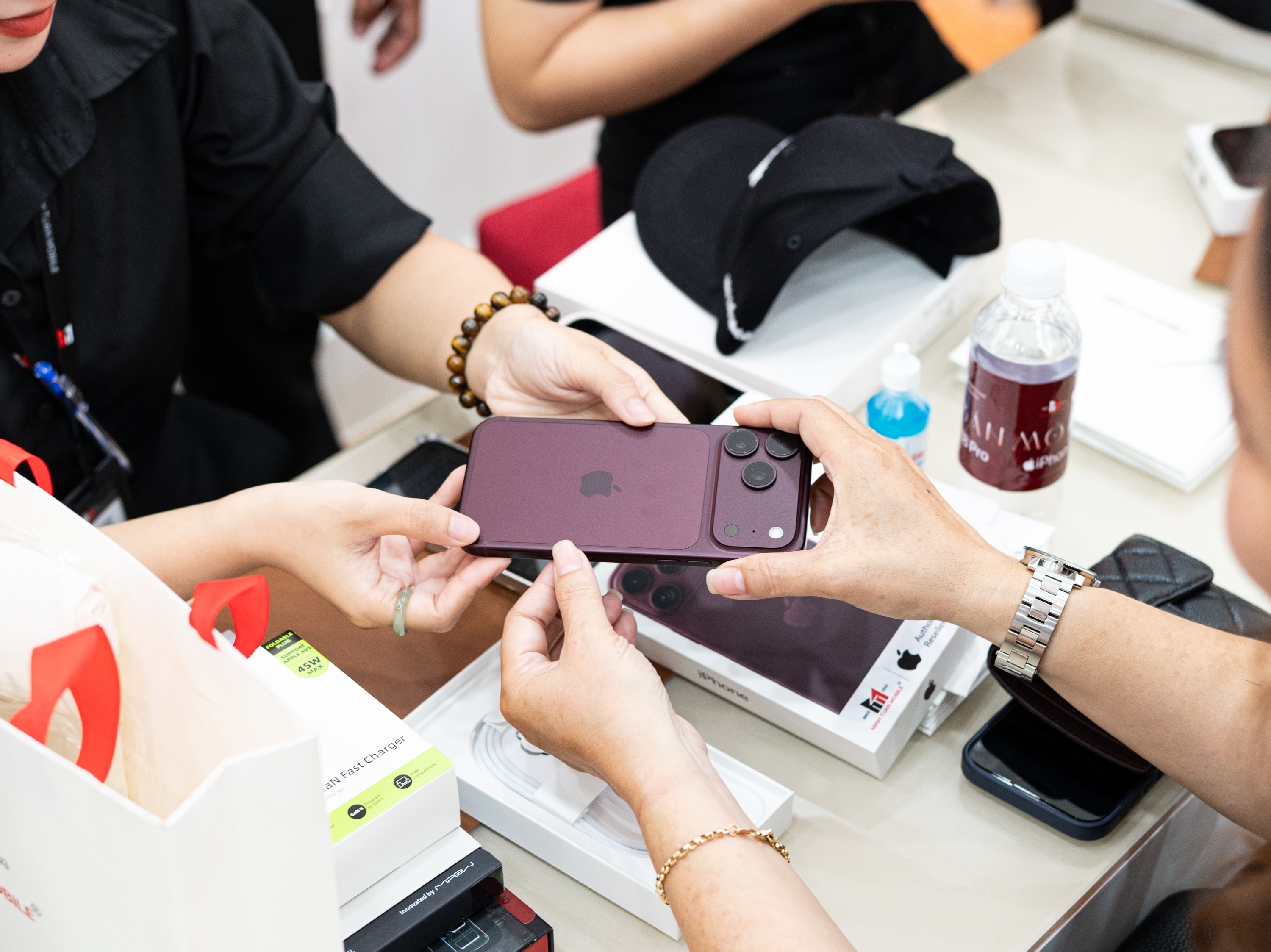 Tại sao người dùng vẫn xếp hàng qua đêm mua iPhone 18