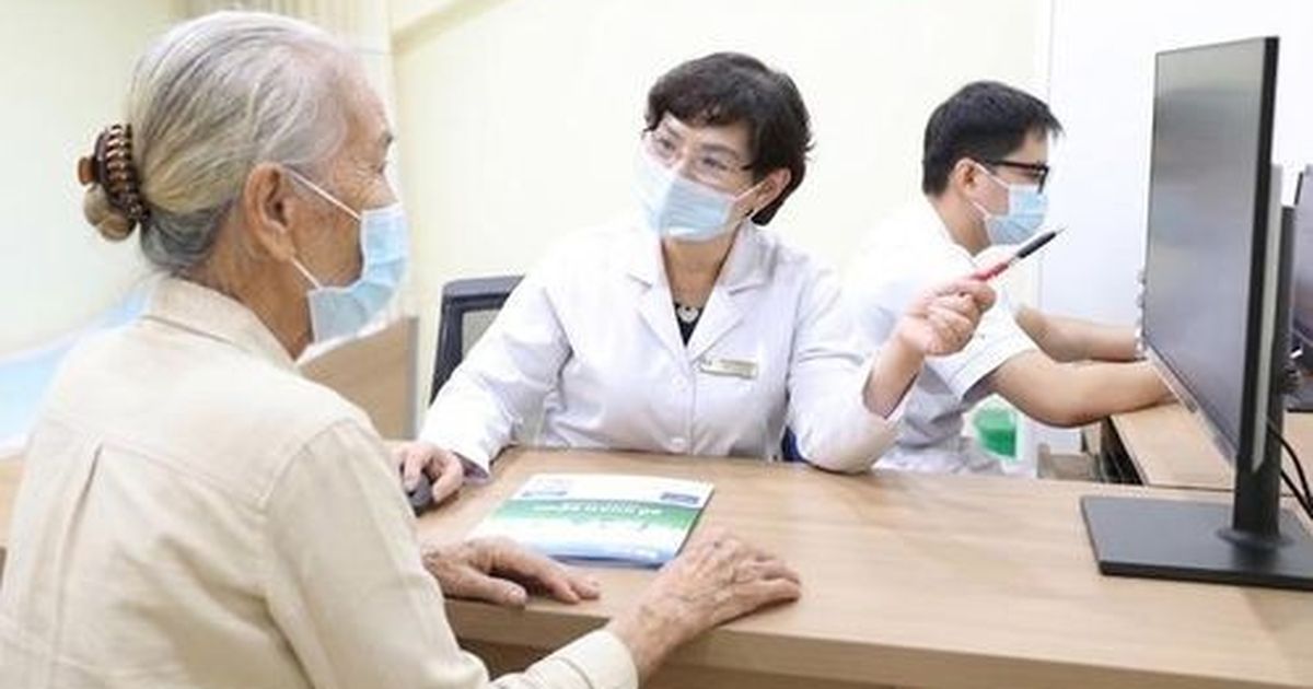 Thói quen nước ấm buổi sáng giúp phụ nữ 50 tuổi hạ huyết áp
