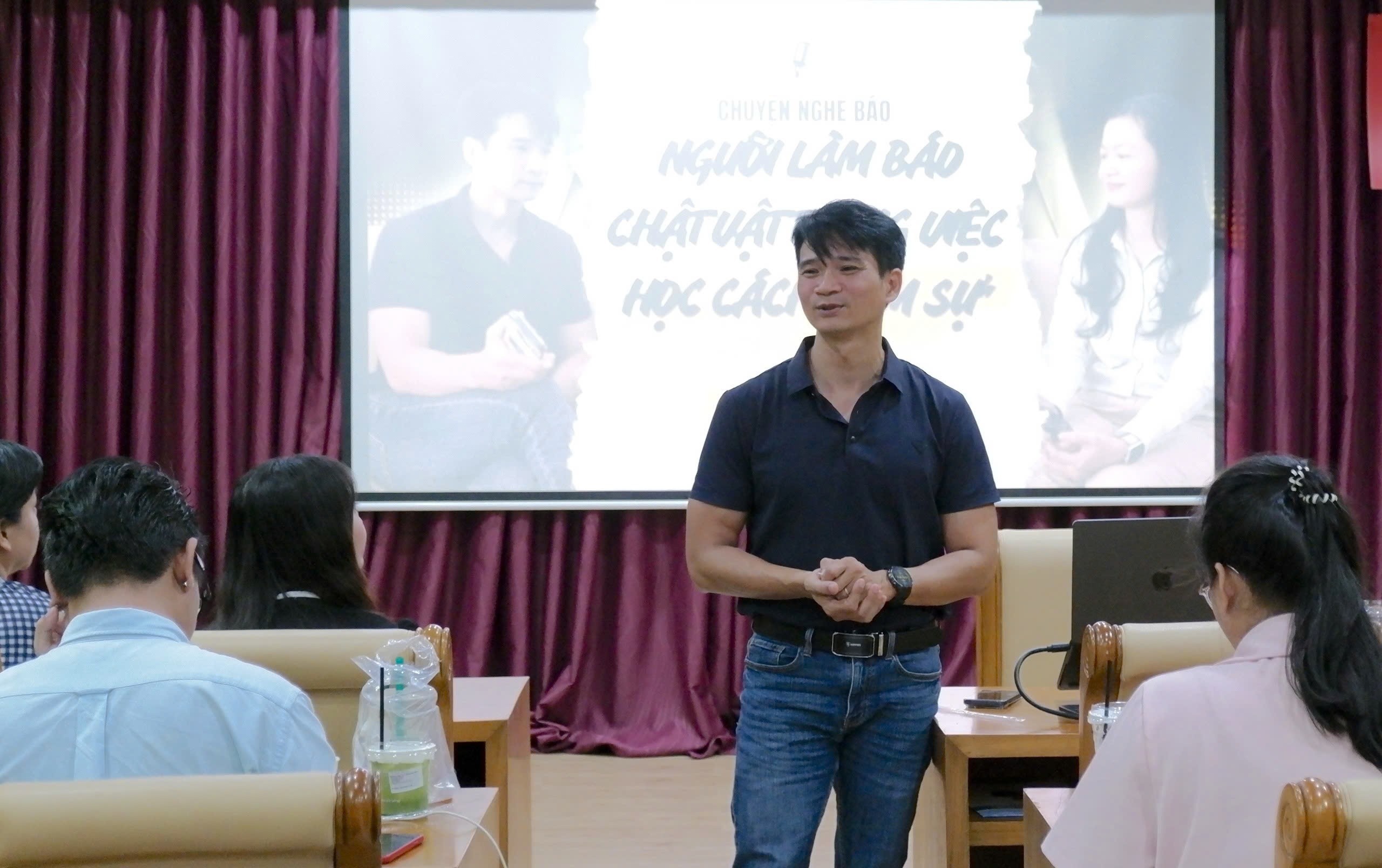 Phóng viên chuyển đổi sang Podcast trong thời báo chí số