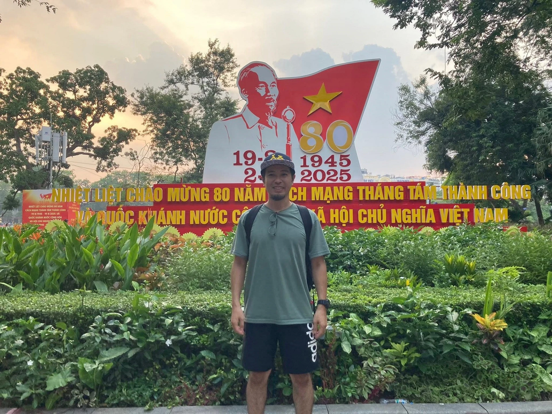 Tại sao du khách nước ngoài bị chinh phục bởi ẩm thực đường phố Hà Nội