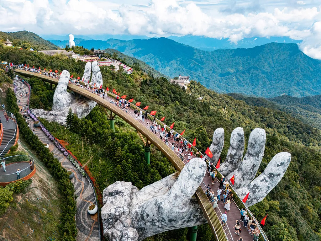 Biến đỉnh núi bị chê bai thành biểu tượng: hành trình Bà Nà Hills