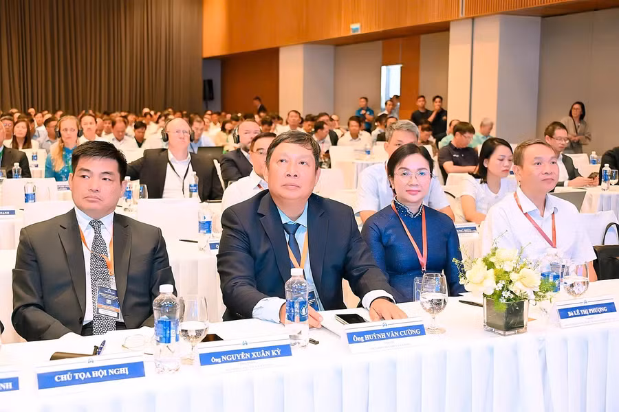 Cảng biển Việt Nam xanh hóa và số hóa để cạnh tranh khu vực