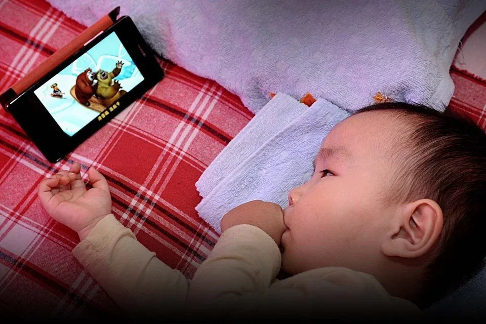 Tại sao trẻ nhỏ khó rời mắt khỏi màn hình và cái giá cha mẹ phải trả