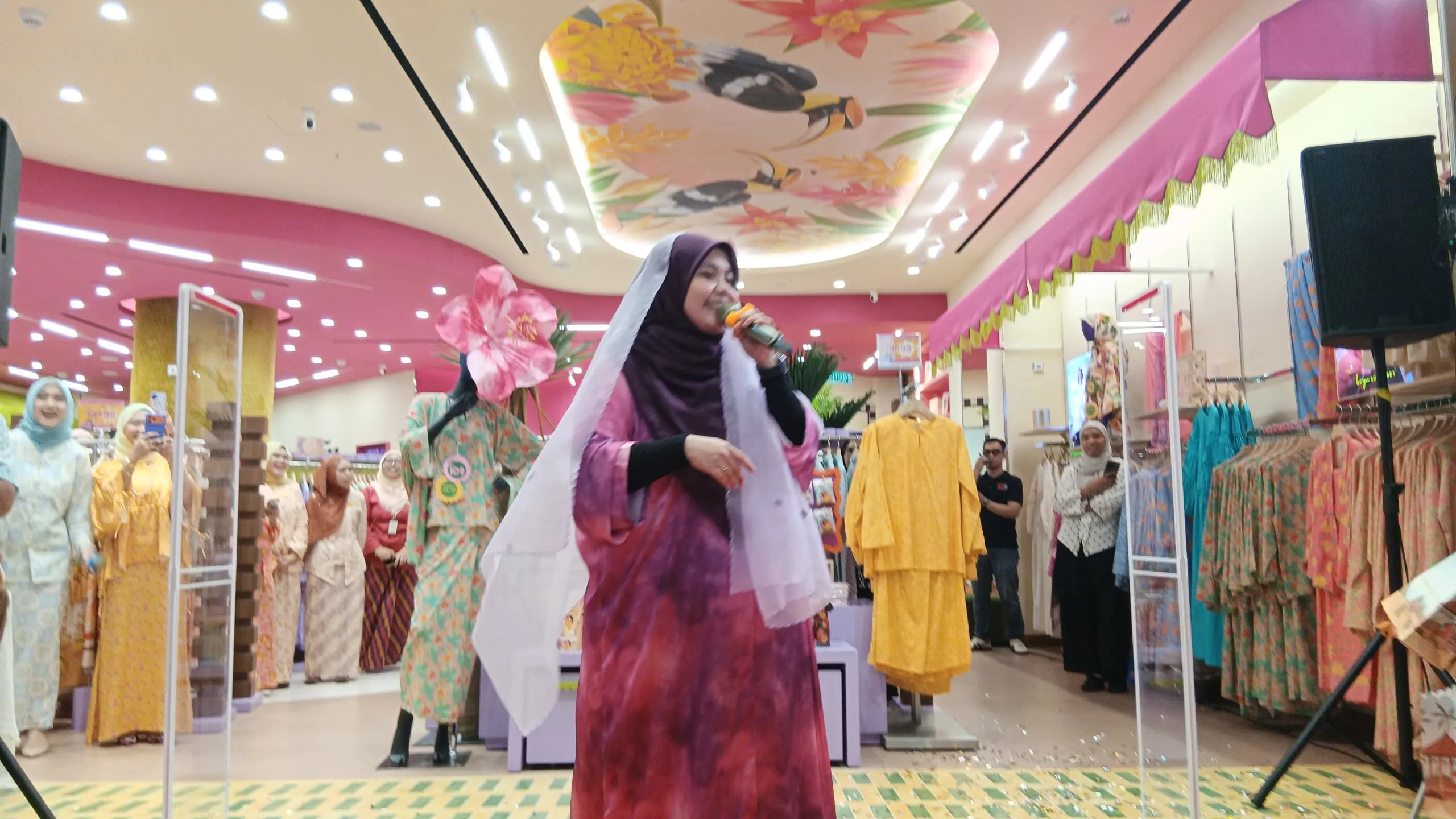 Dari Pentas Ke Bilik Kuliah: Suara Pensyarah Yang Terus Bernyanyi