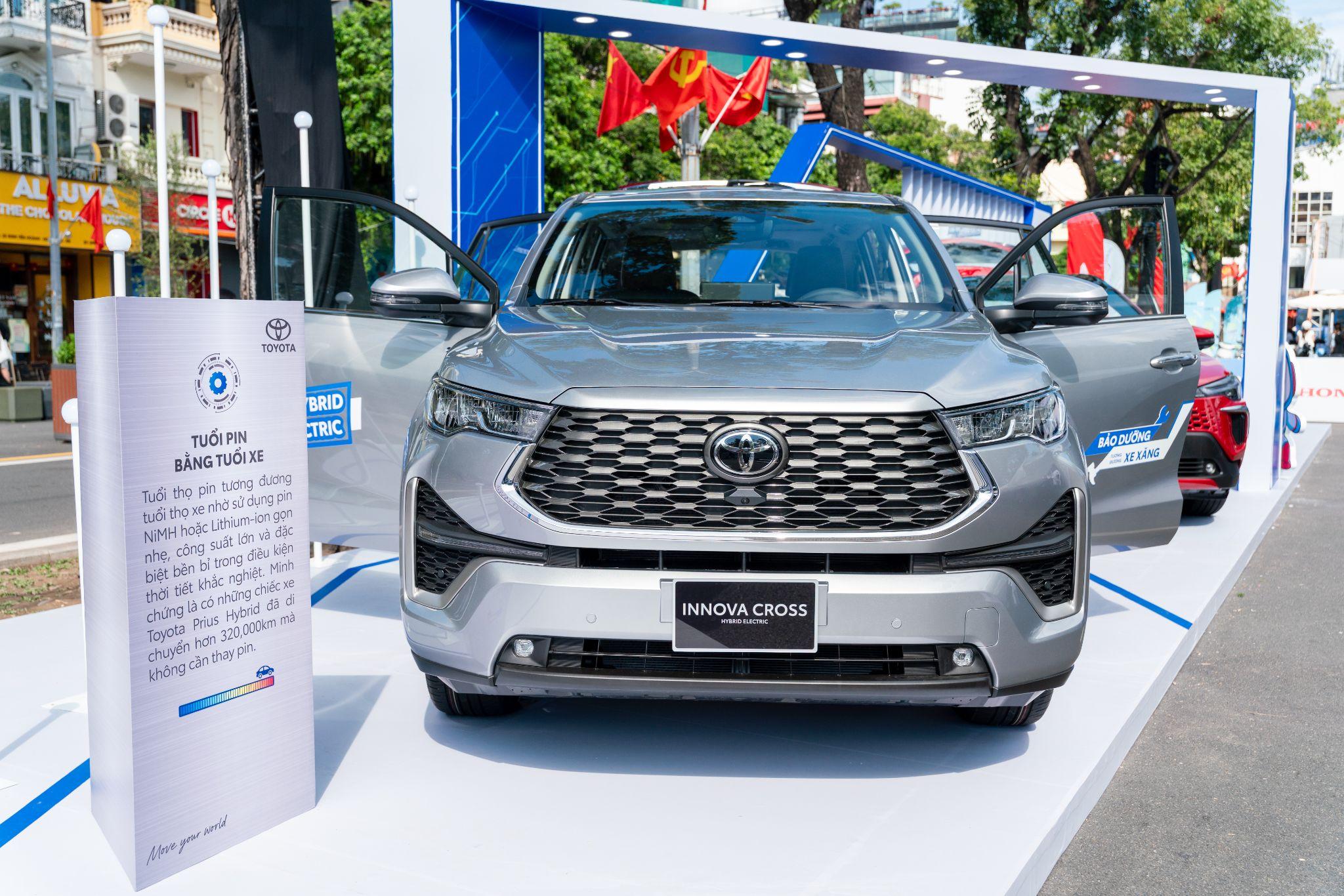 Kia và Toyota cùng đưa lái thử xe hybrid ra đường phố Hà Nội