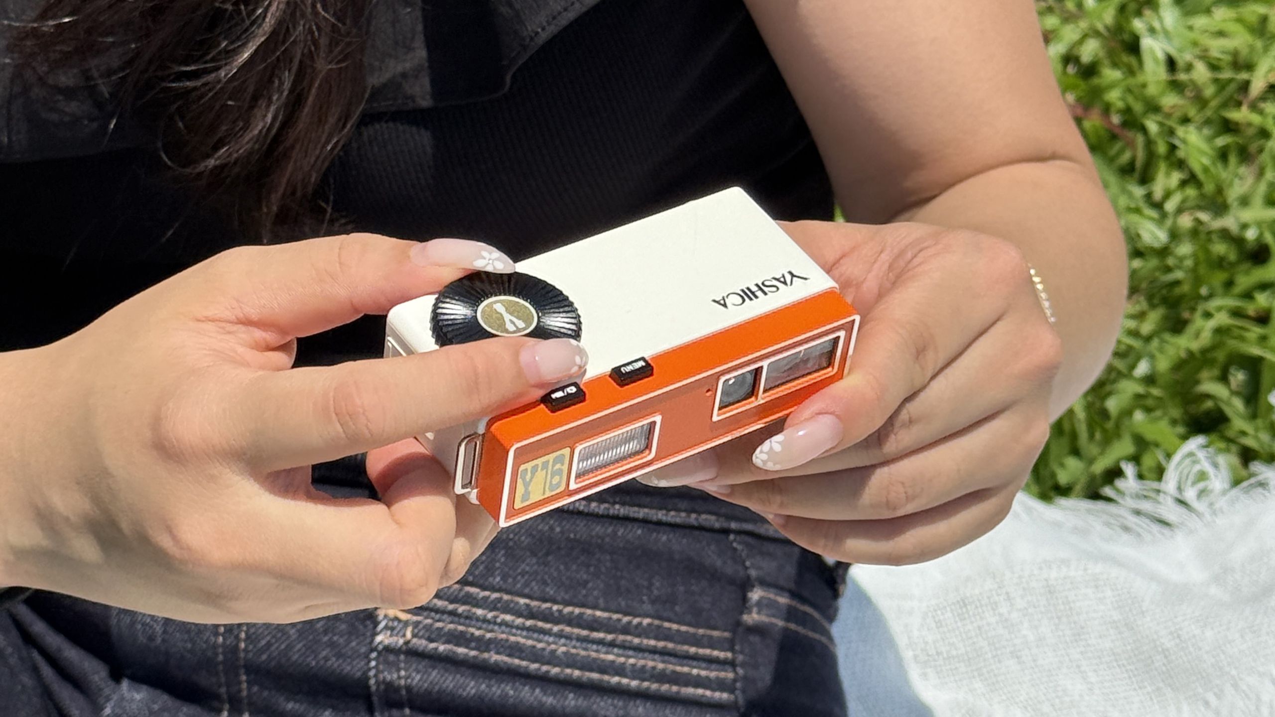 Yashica Y16: máy ảnh compact retro cho tín đồ hoài cổ