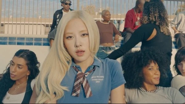 Rosé thoát âm hưởng u sầu với ‘New Trick’ Pop-Rock nổi loạn
