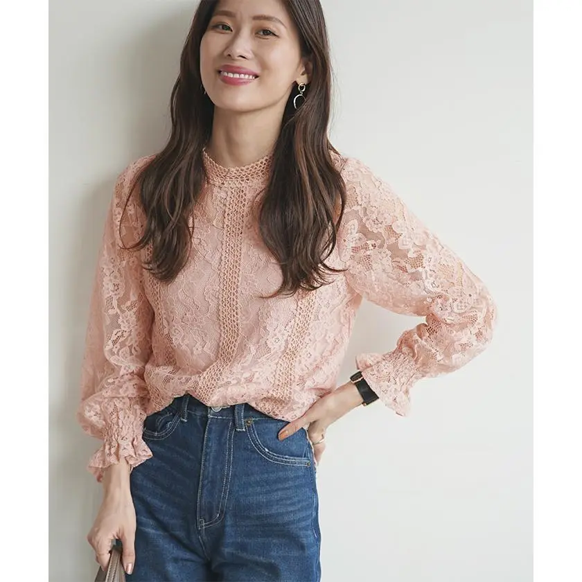 Áo ren và quần jeans: công thức phối đồ mùa thu nữ tính mà không sến