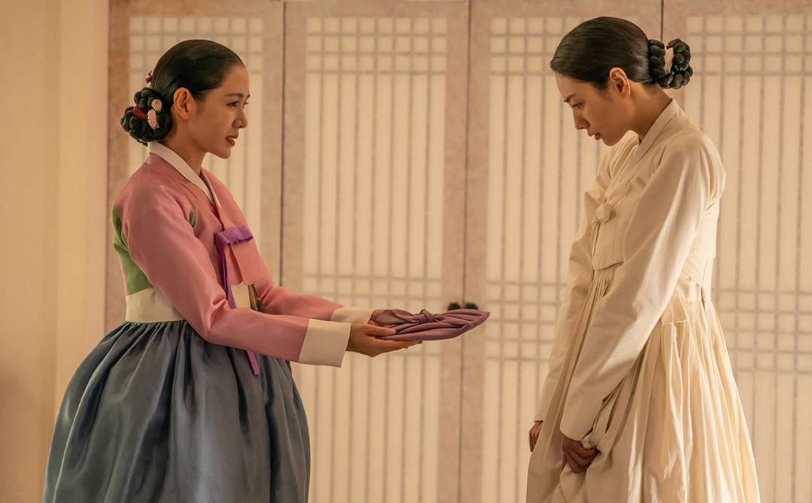 Cách The Scandal phơi bày định kiến xã hội Joseon qua tình yêu cấm kỵ