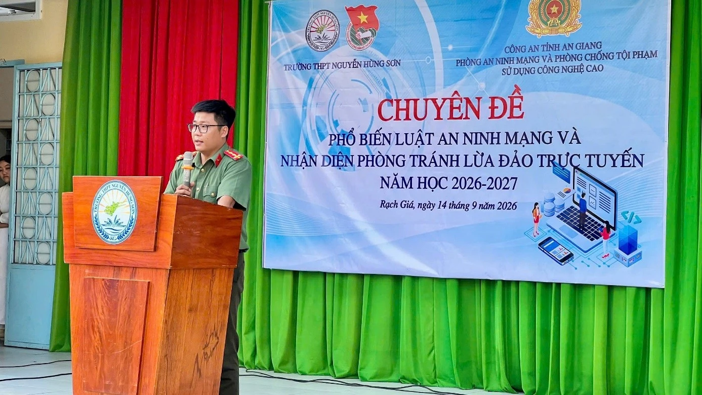 Cảnh sát đồng loạt vào trường học dạy kỹ năng an toàn mạng