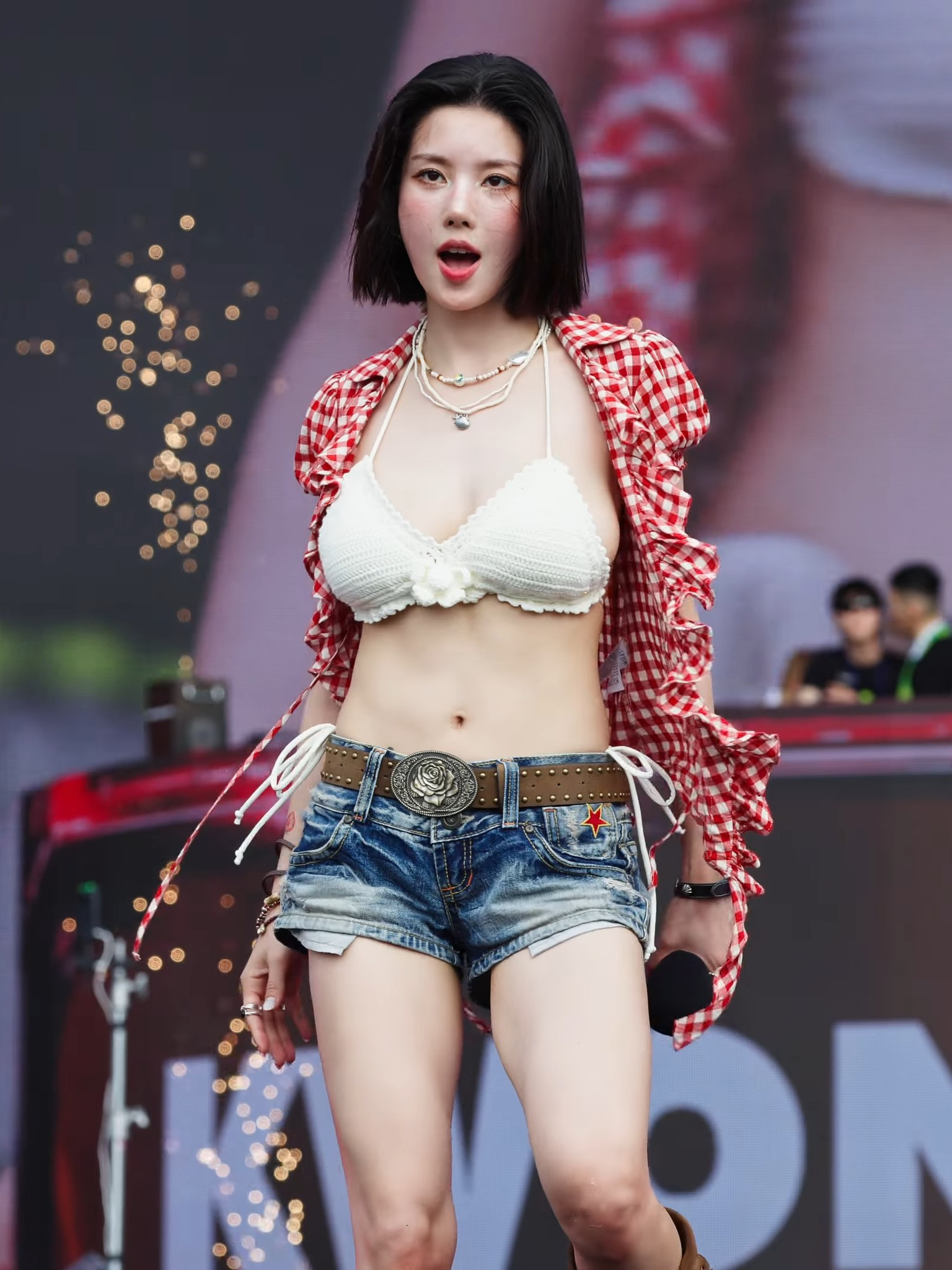Đằng Sau Ánh Hào Quang: Sự Thật Khắc Nghiệt Về Cuộc Sống Idol K-pop