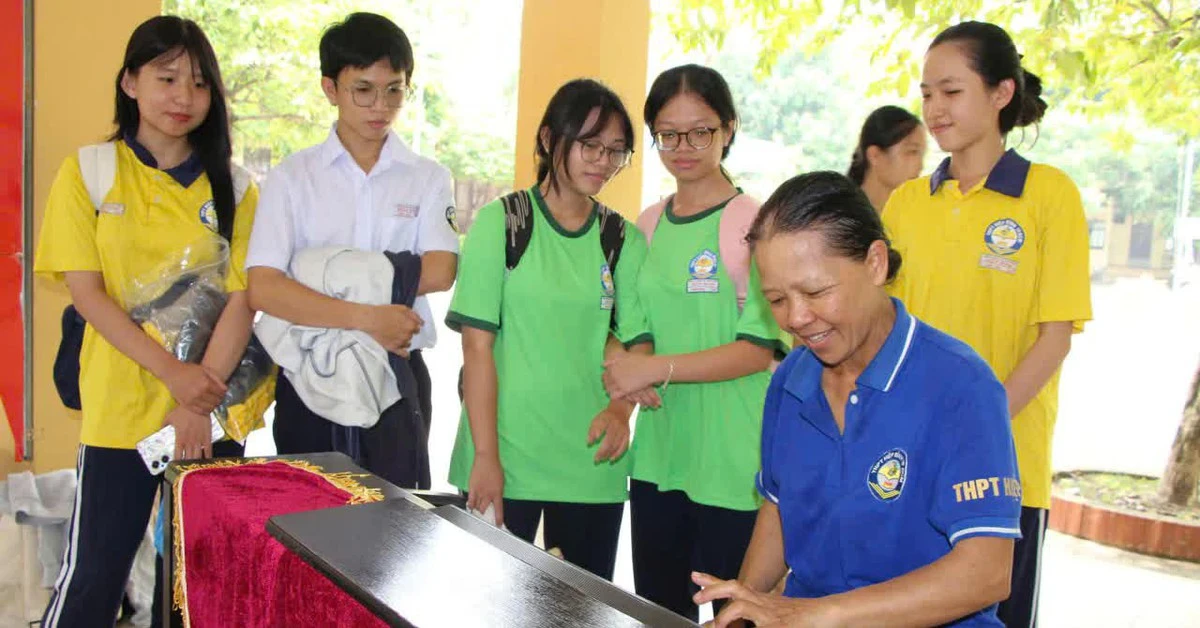 Từ chổi lau đến phím đàn: Khi giáo dục cộng đồng nở hoa