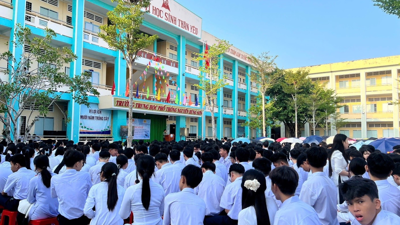Cảnh sát đồng loạt vào trường học dạy kỹ năng an toàn mạng