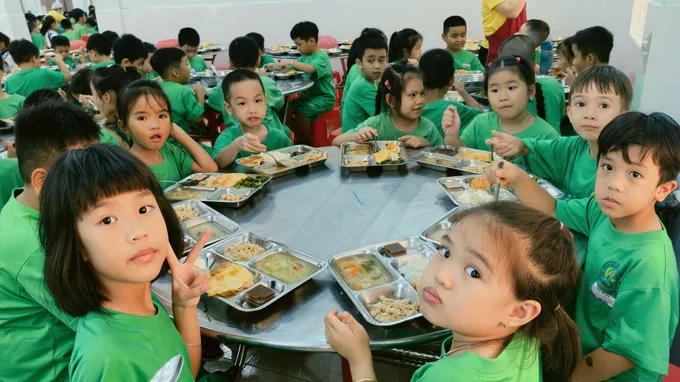 Phụ huynh theo dõi chất lượng bữa ăn bán trú bằng công cụ nào?