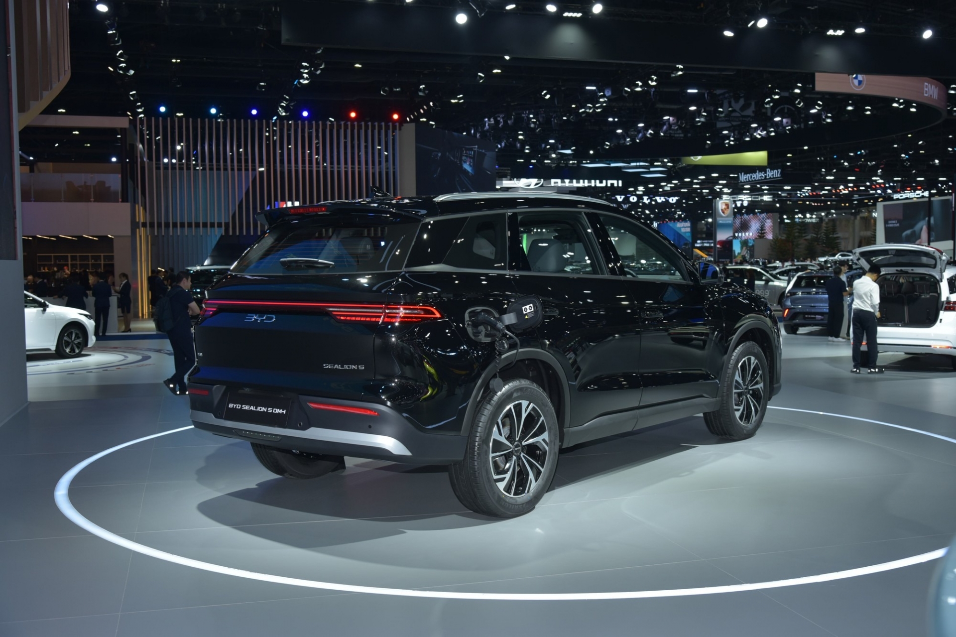 BYD Sealion 5 DM-i: SUV hybrid cắm sạc gây sức ép lên xe điện