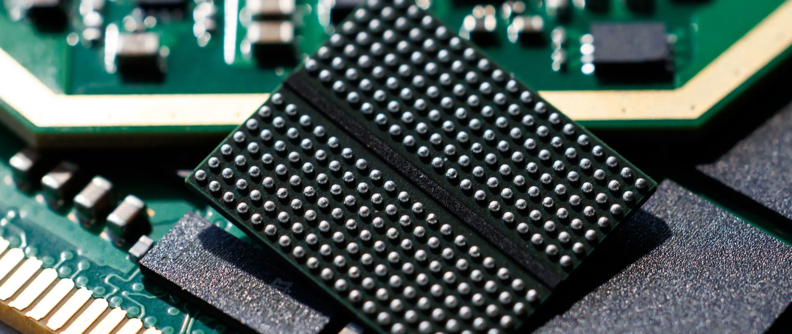Thiếu hụt NOR Flash và SLC NAND: AI đang ăn mất bộ nhớ của thiết bị hàng ngày