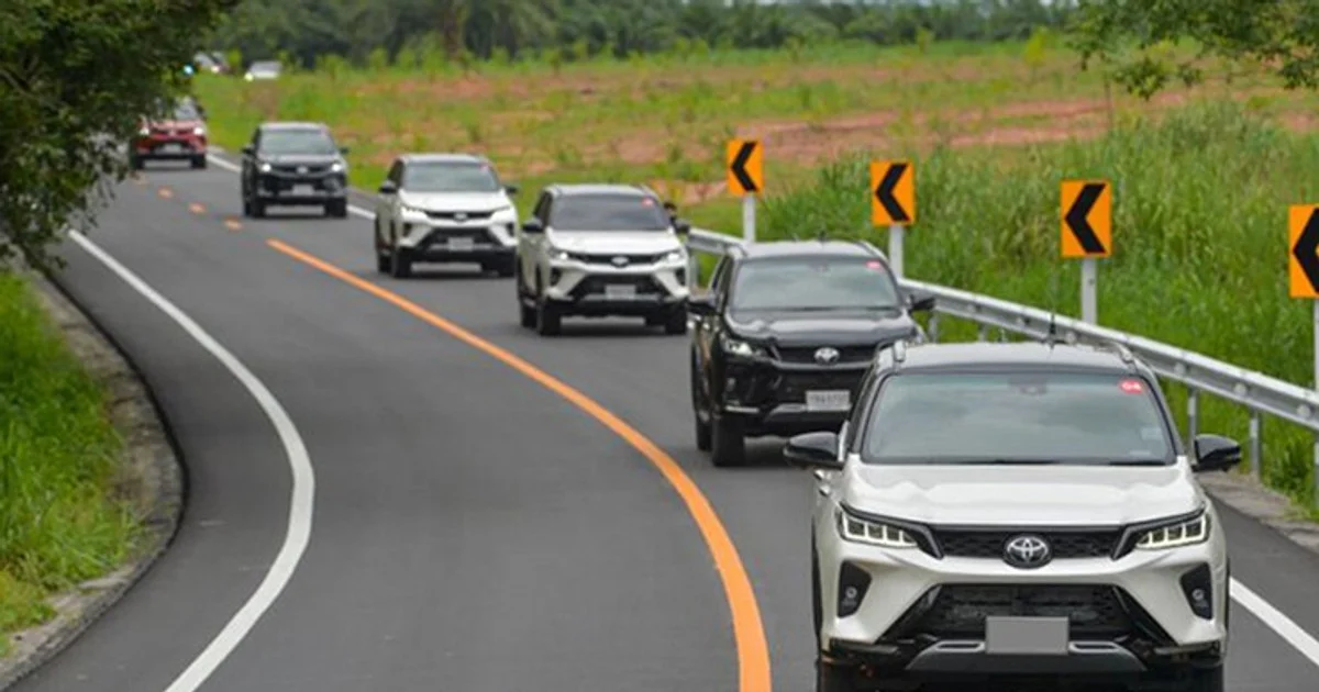 Toyota Fortuner giá từ 1,055 tỷ: chọn phiên bản nào đáng tiền?