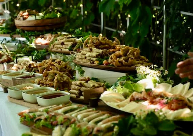 Từ 70 người nấu nướng đến 300 khách: tiệc cưới Việt là bản giao hưởng ẩm thực quy mô