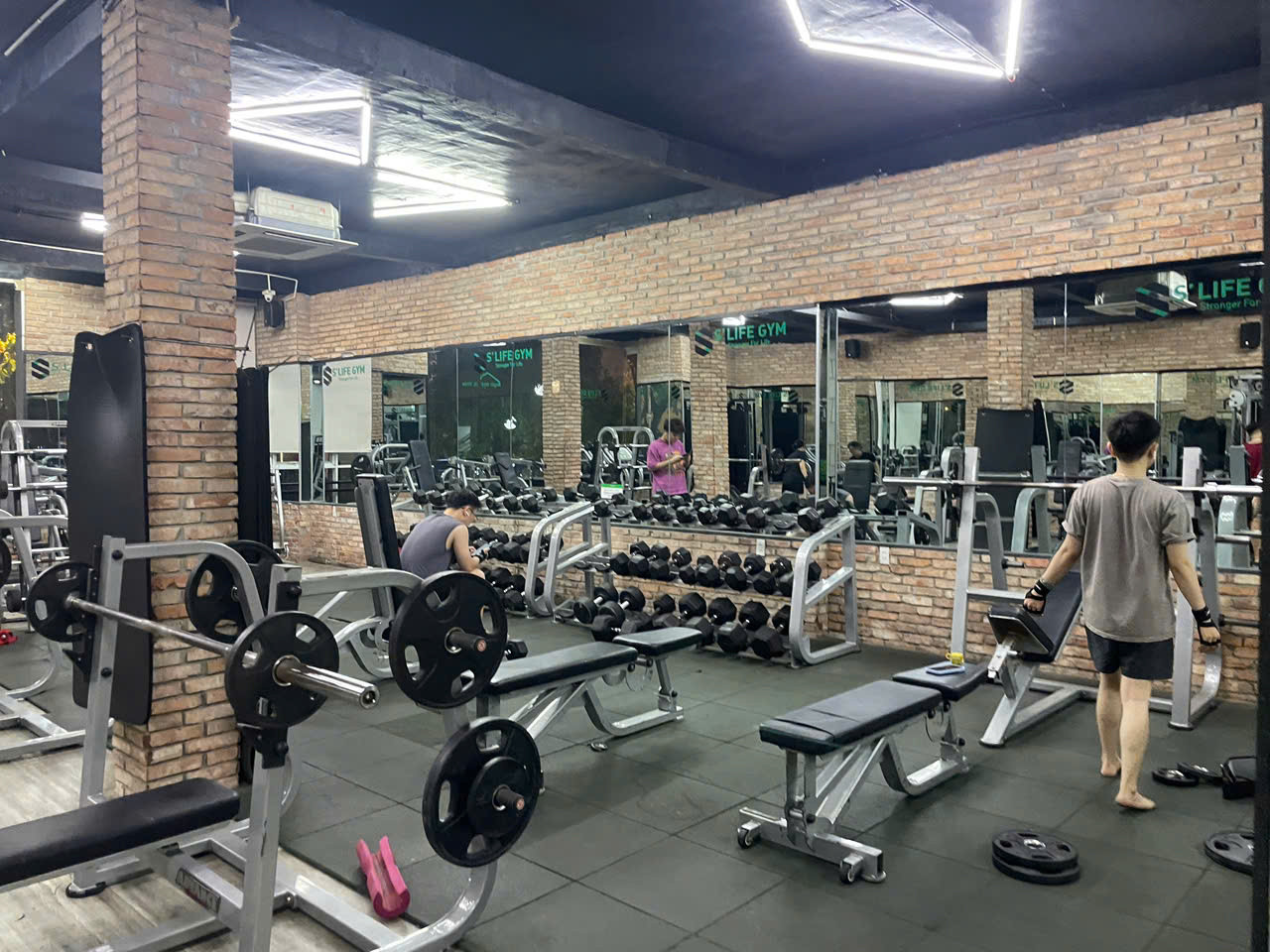 Phòng gym đóng cửa hàng loạt: Bẫy giá rẻ và khủng hoảng niềm tin