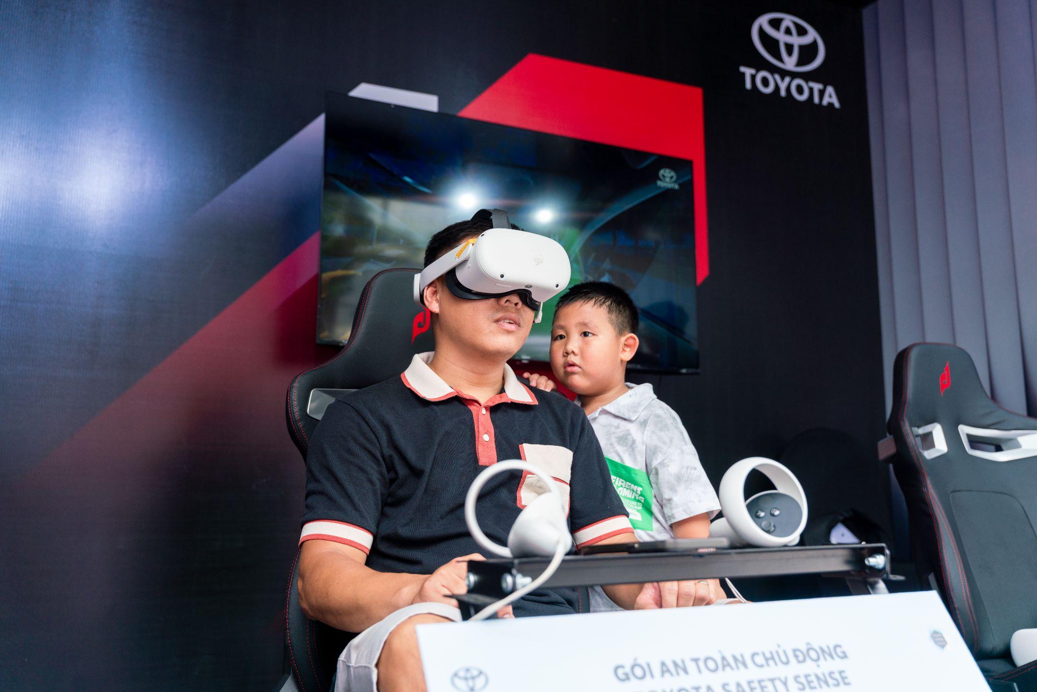 Kia và Toyota cùng đưa lái thử xe hybrid ra đường phố Hà Nội