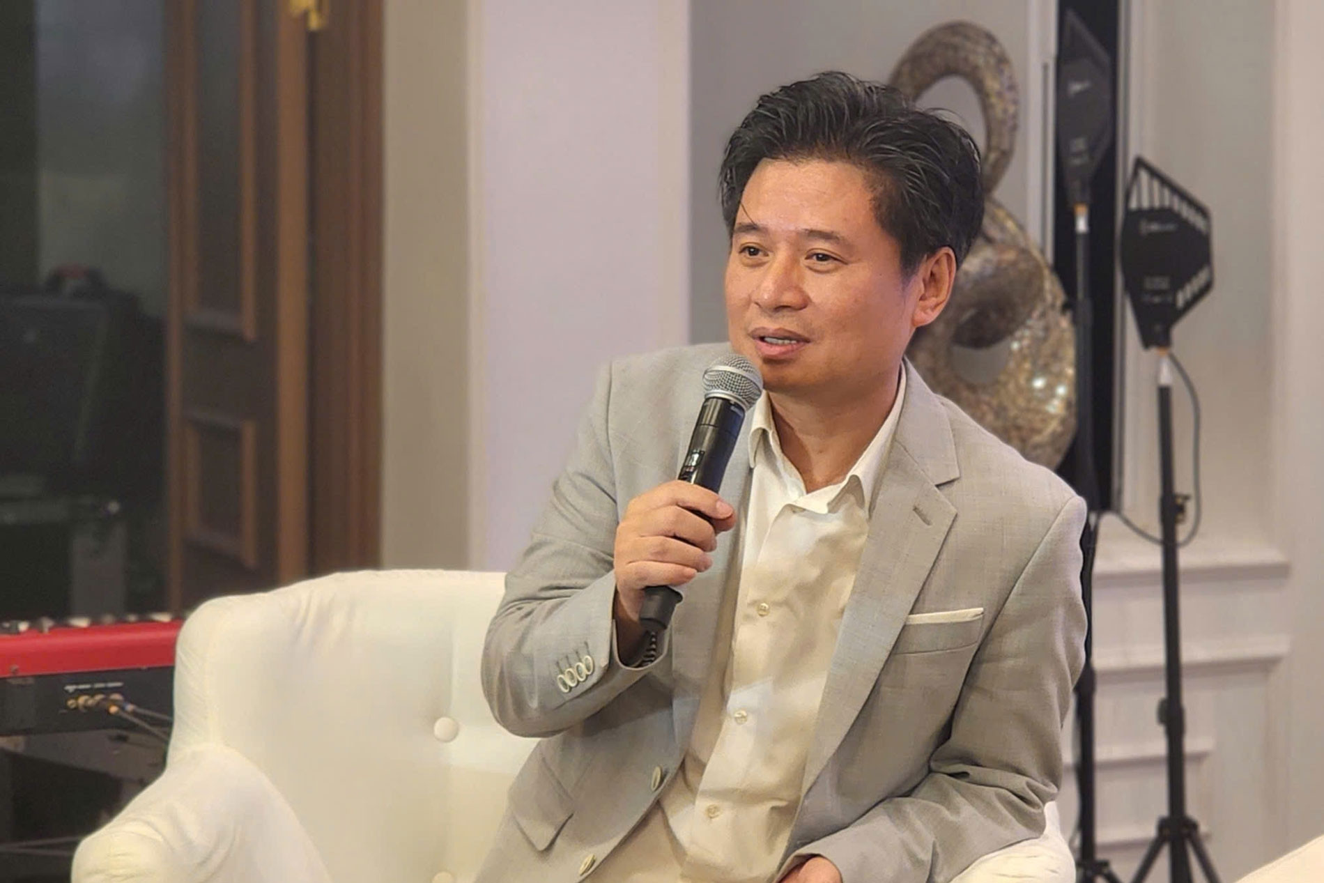 Nguyên Lê biến guitar điện thành đàn bầu: con đường jazz Việt ra thế giới