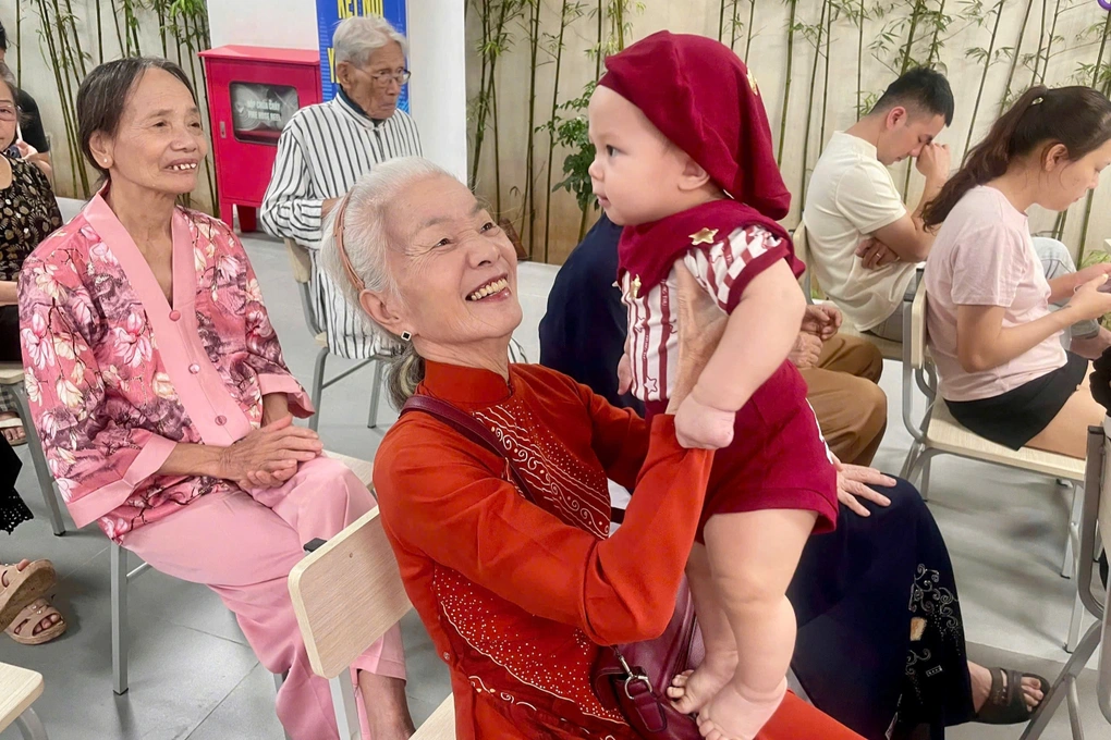 Làm đèn lồng Trung thu cùng bà ngoại: Sợi dây kết nối thế hệ