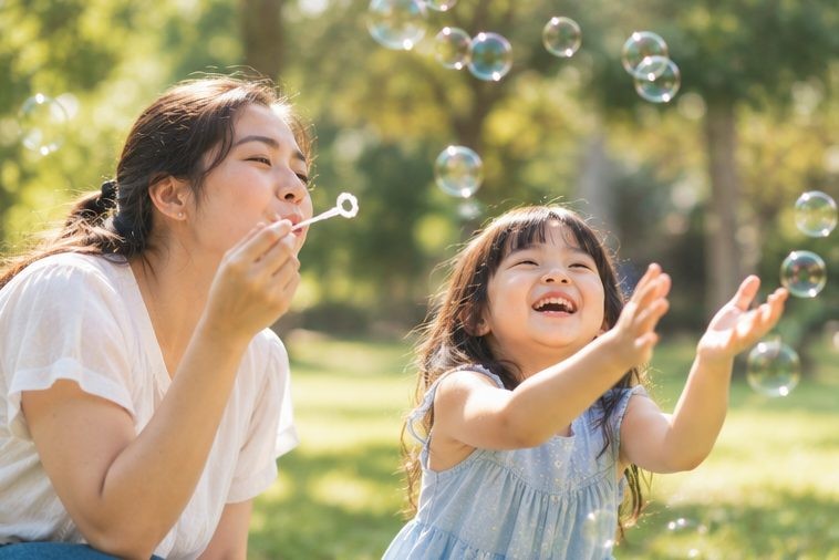 Cha mẹ bận lo tương lai con mà quên mất tuổi thơ đang diễn ra