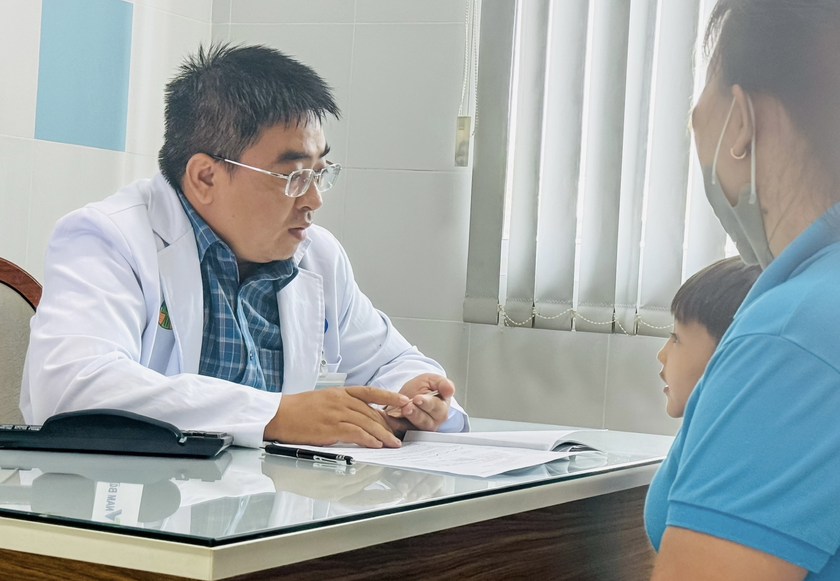 Tại sao trẻ nhỏ khó rời mắt khỏi màn hình và cái giá cha mẹ phải trả