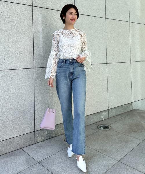 Áo ren và quần jeans: công thức phối đồ mùa thu nữ tính mà không sến