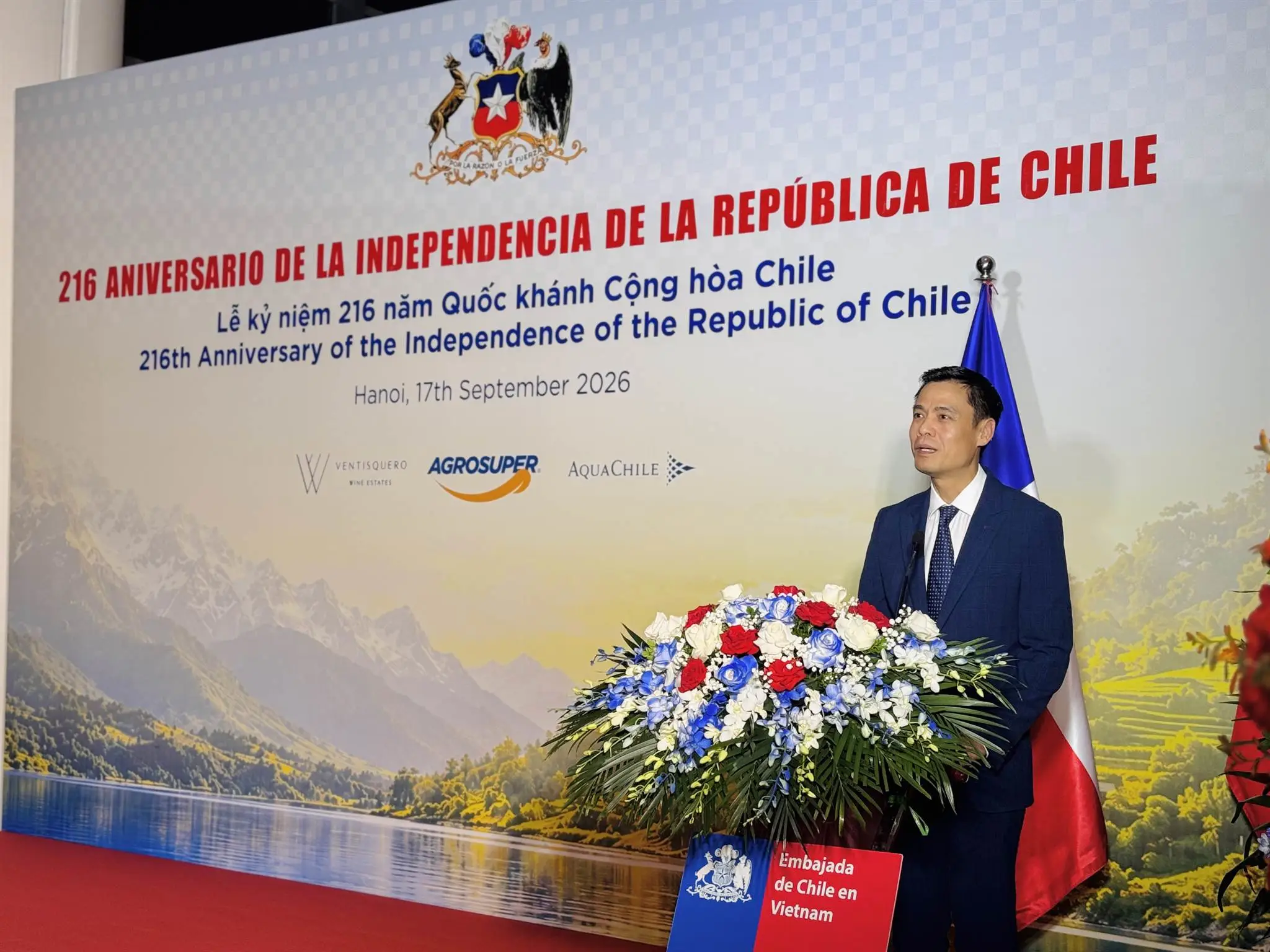 Triển lãm ảnh 'Âm vang của hai thế giới': Cầu nối văn hóa Chile - Việt Nam qua ống kính