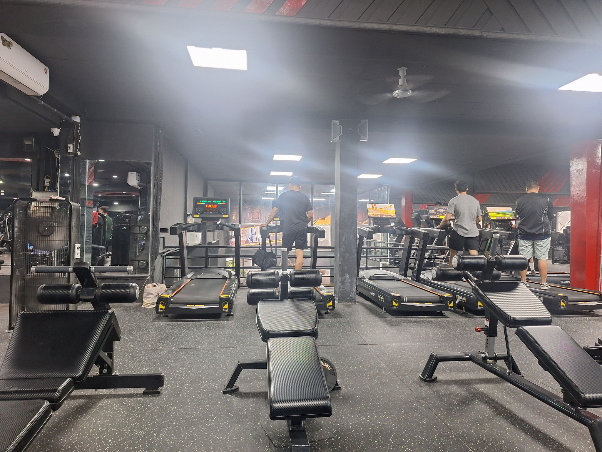Phòng gym đóng cửa hàng loạt: Bẫy giá rẻ và khủng hoảng niềm tin