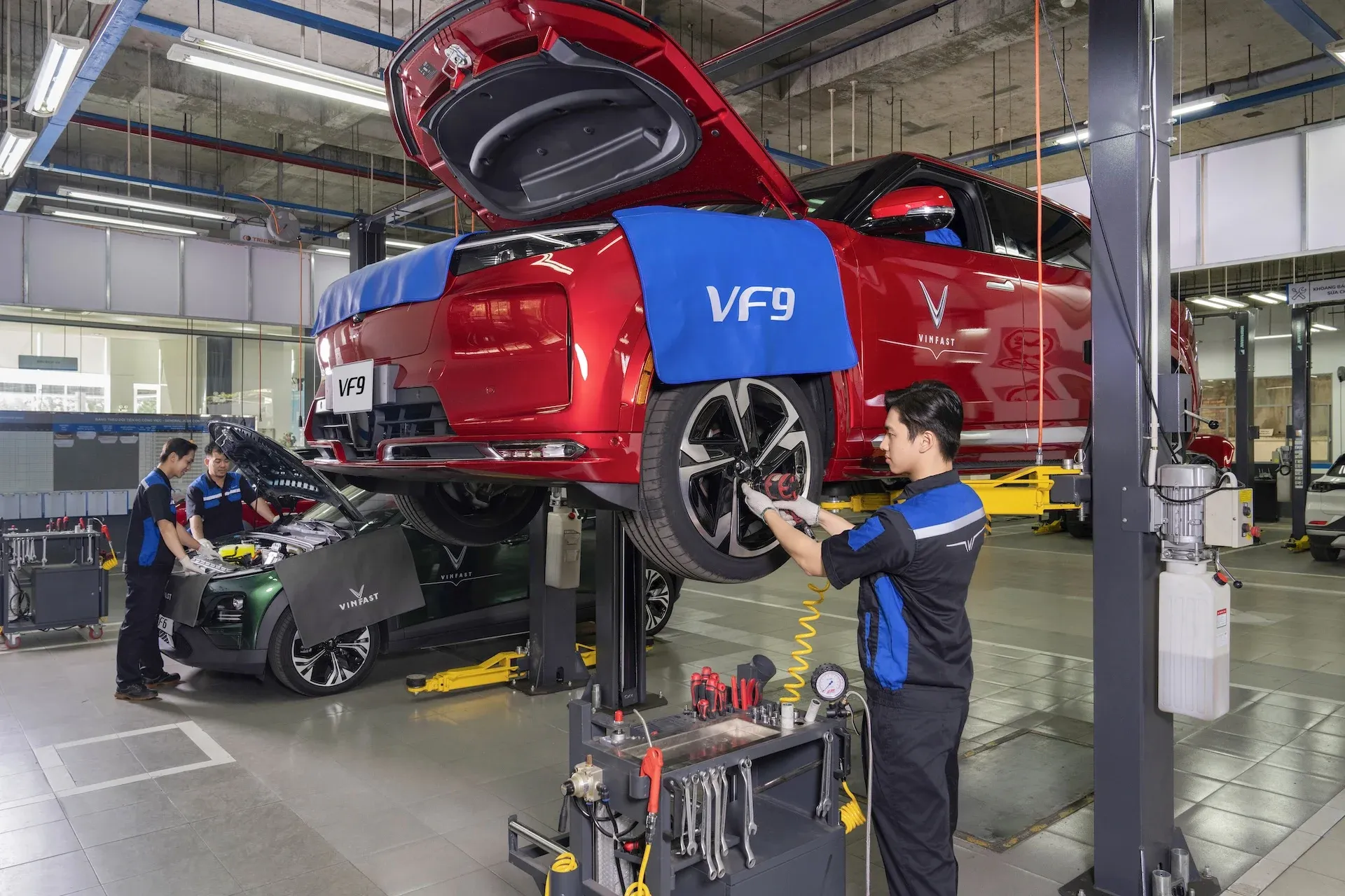 VinFast hỗ trợ tối đa cho người mua xe điện: Vay 100% và ưu đãi chồng ưu đãi