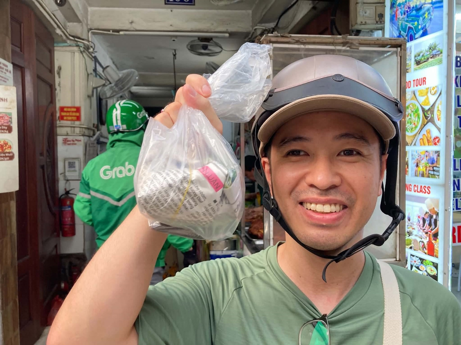 Tại sao du khách nước ngoài bị chinh phục bởi ẩm thực đường phố Hà Nội