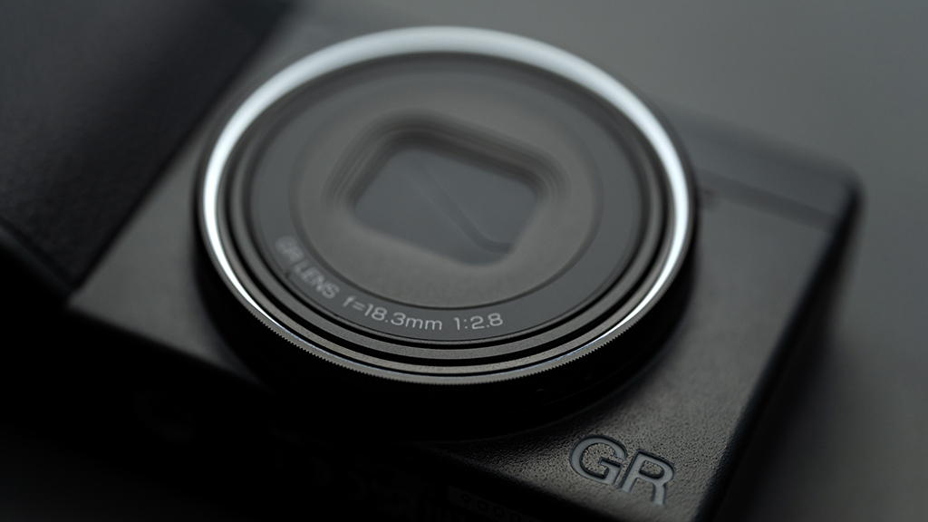 Ricoh GR IV 30th Anniversary Edition và Yashica Y16: Di sản trong kỷ nguyên retro số