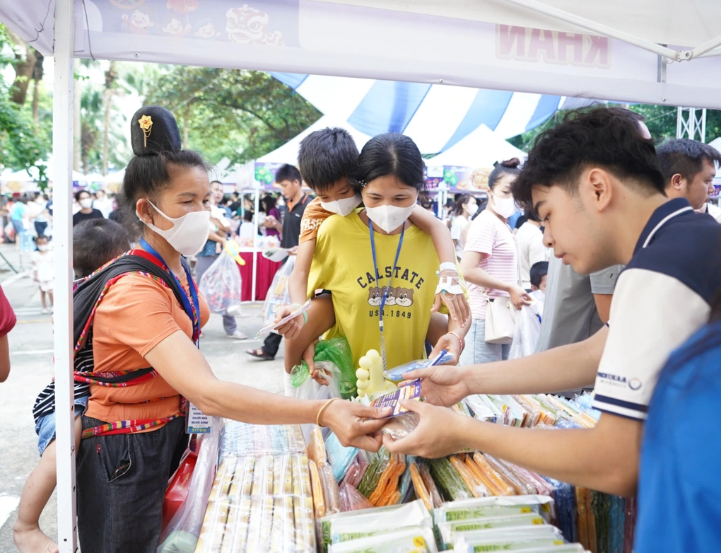 Tết Trung thu trong bệnh viện: khi kỷ niệm chữa lành bệnh nhi