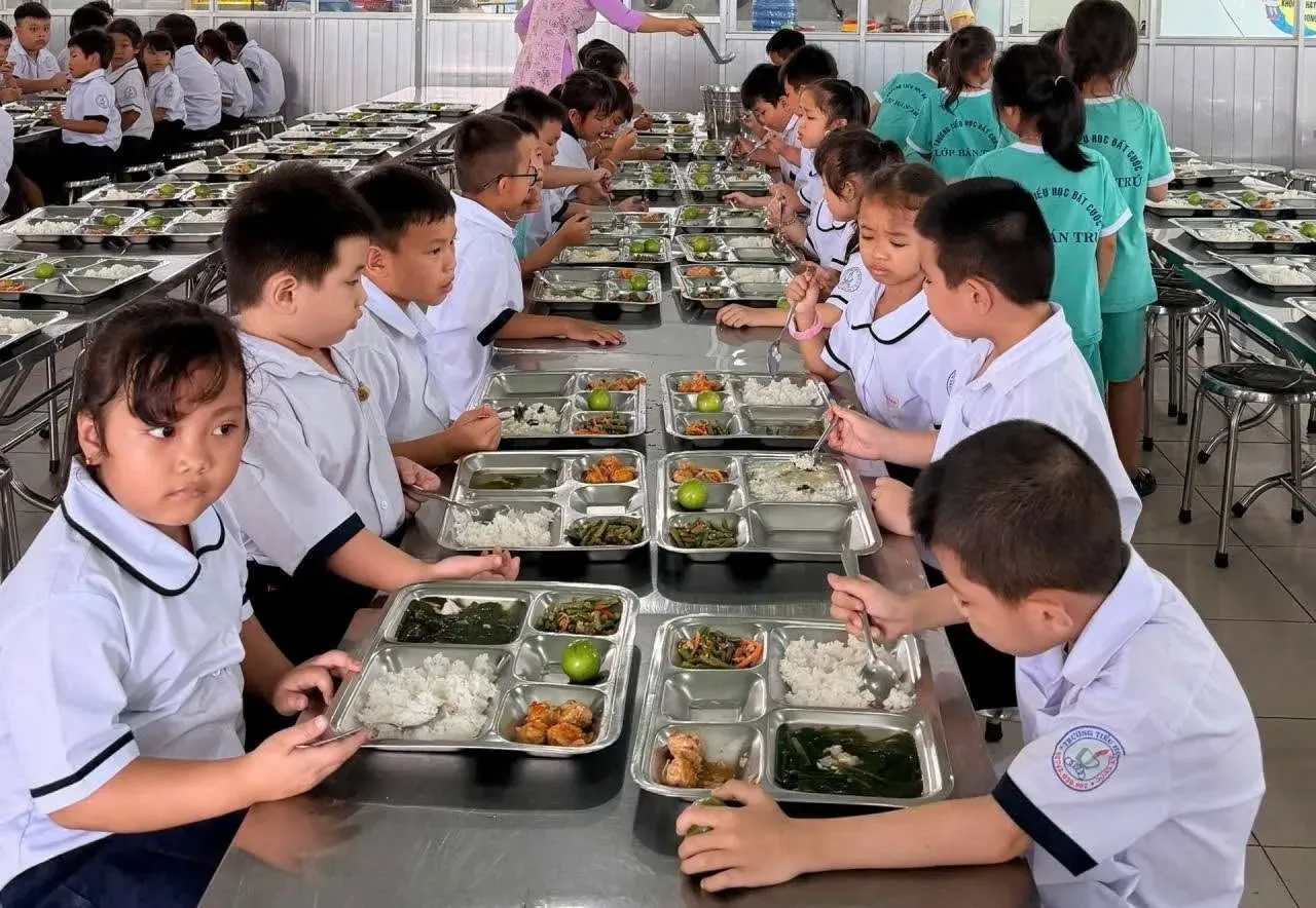 Nhà trường công khai bếp ăn: phụ huynh giám sát đến đâu là đủ?