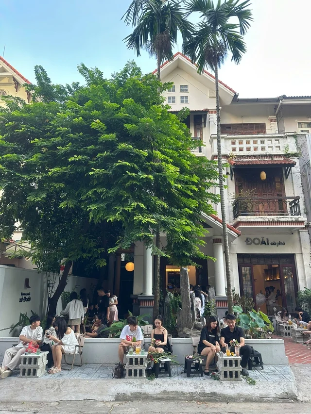 Làm đèn lồng Trung thu với hoa tươi: workshop sáng tạo cho cả gia đình