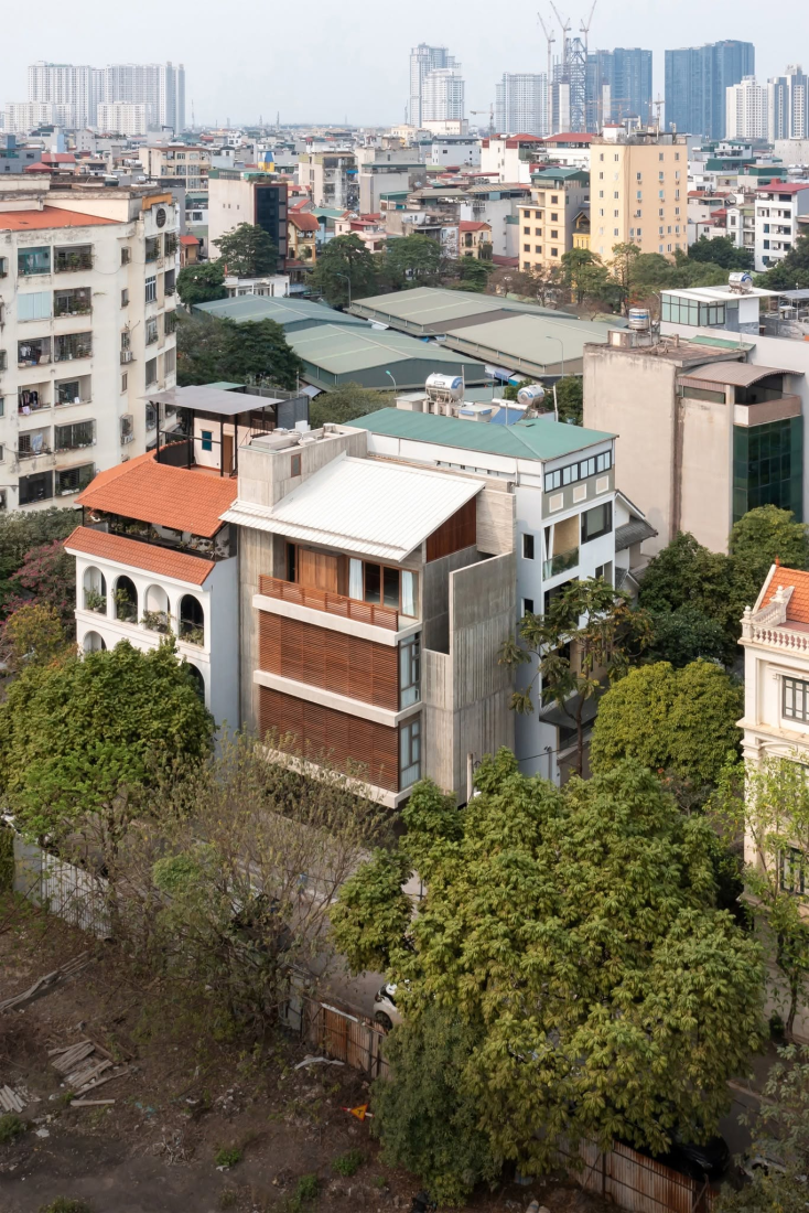 Nhà phố hẹp ngang nhưng tràn ngập ánh sáng và cây xanh