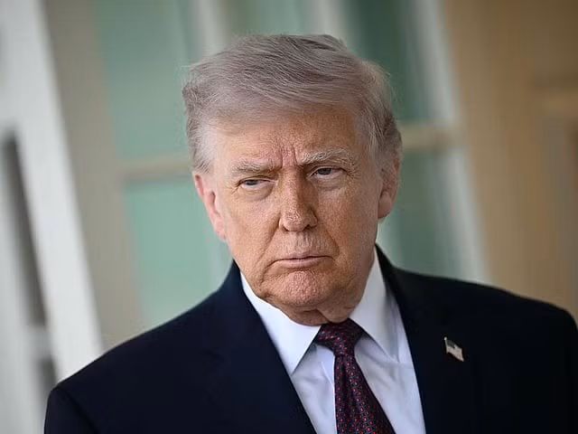 Trump cấm 3 hãng tin lớn vào Nhà Trắng: cú va chạm trực diện với quyền tự do báo chí Mỹ