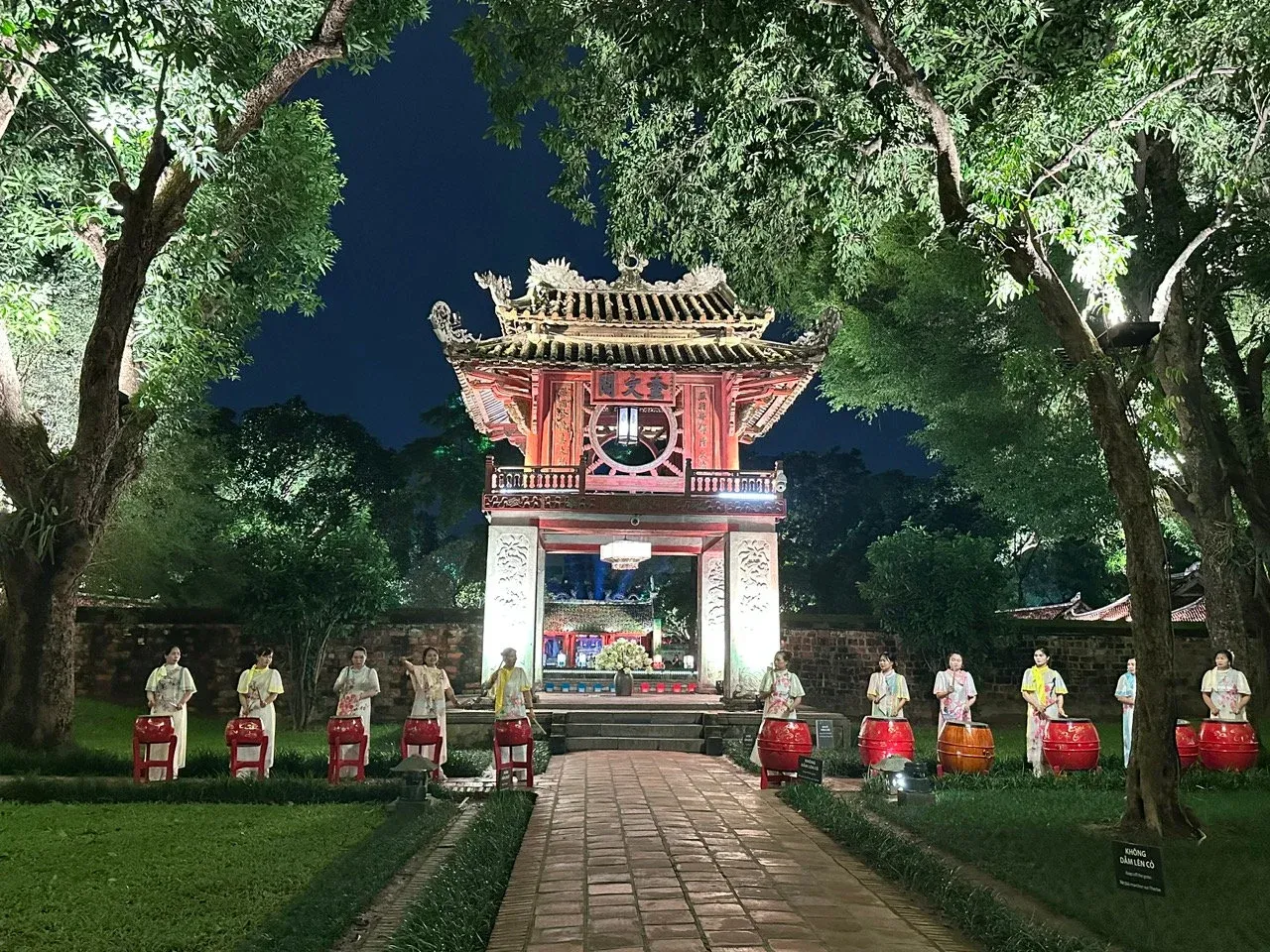 Phim 3D Mapping “Vun đắp hiền tài”: lịch sử trở thành trải nghiệm sống