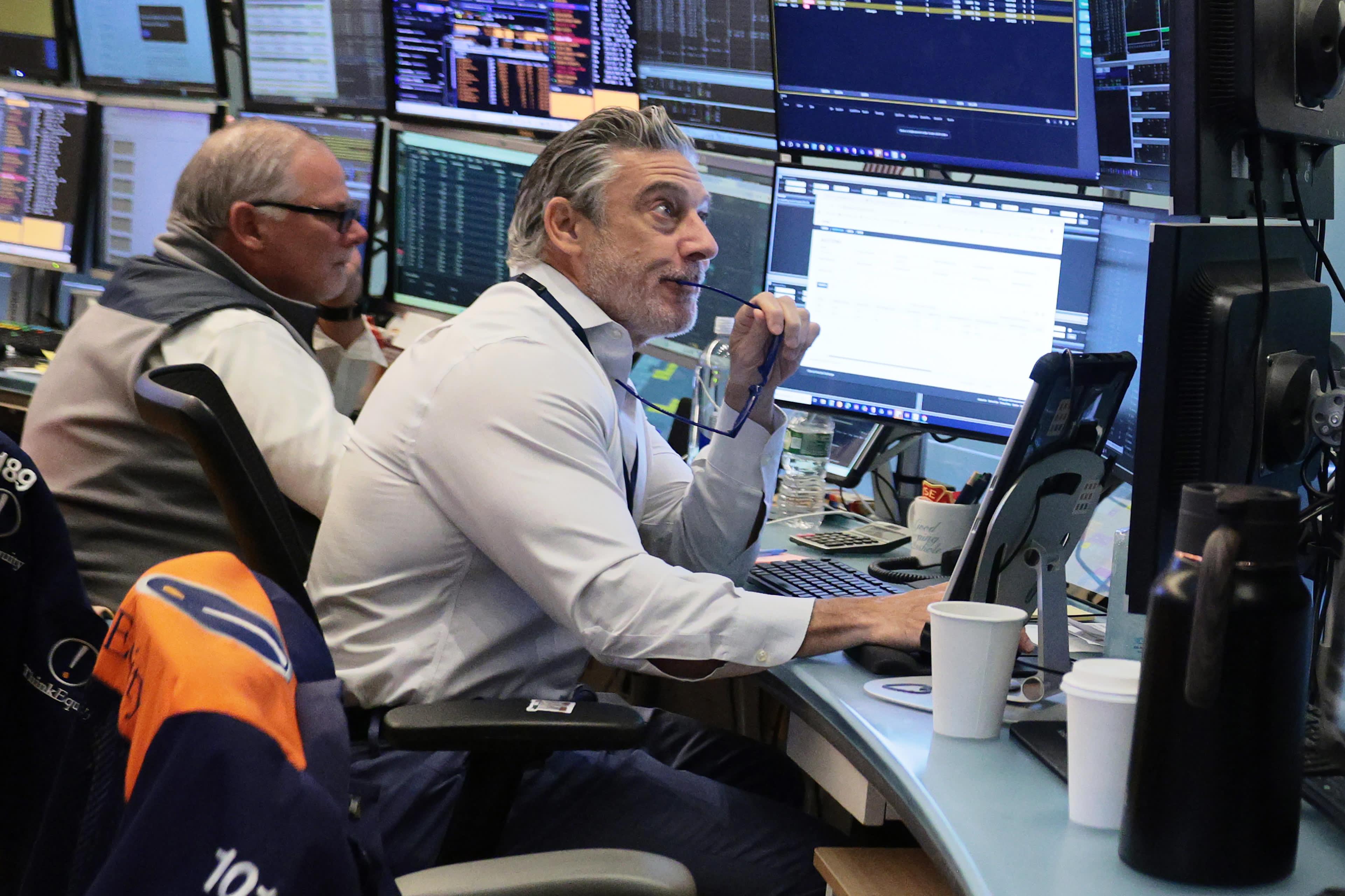 Dow Jones giảm mạnh nhất kể từ tháng 3: Cú siết từ trái phiếu, dầu và Fed