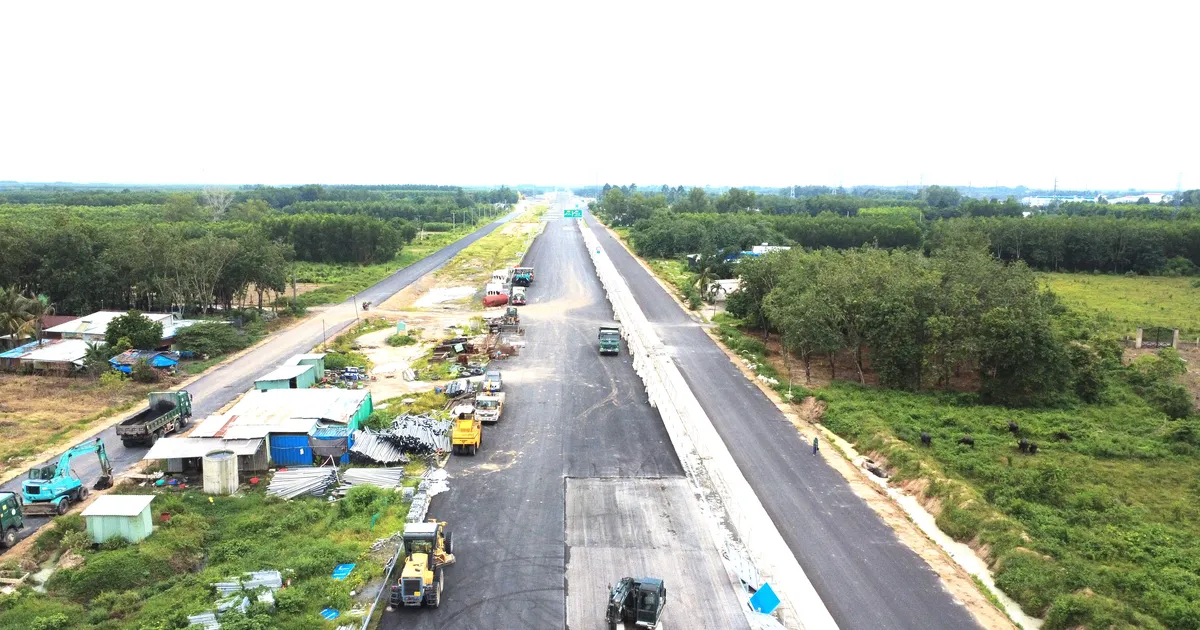 Đồng Nai tăng tốc hoàn thành mạng lưới đường 8 làn nối TPHCM