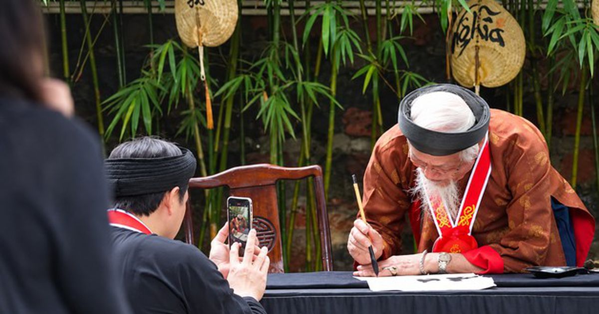 Từ phòng riêng lên sàn số: thư pháp tìm lối sống còn mới