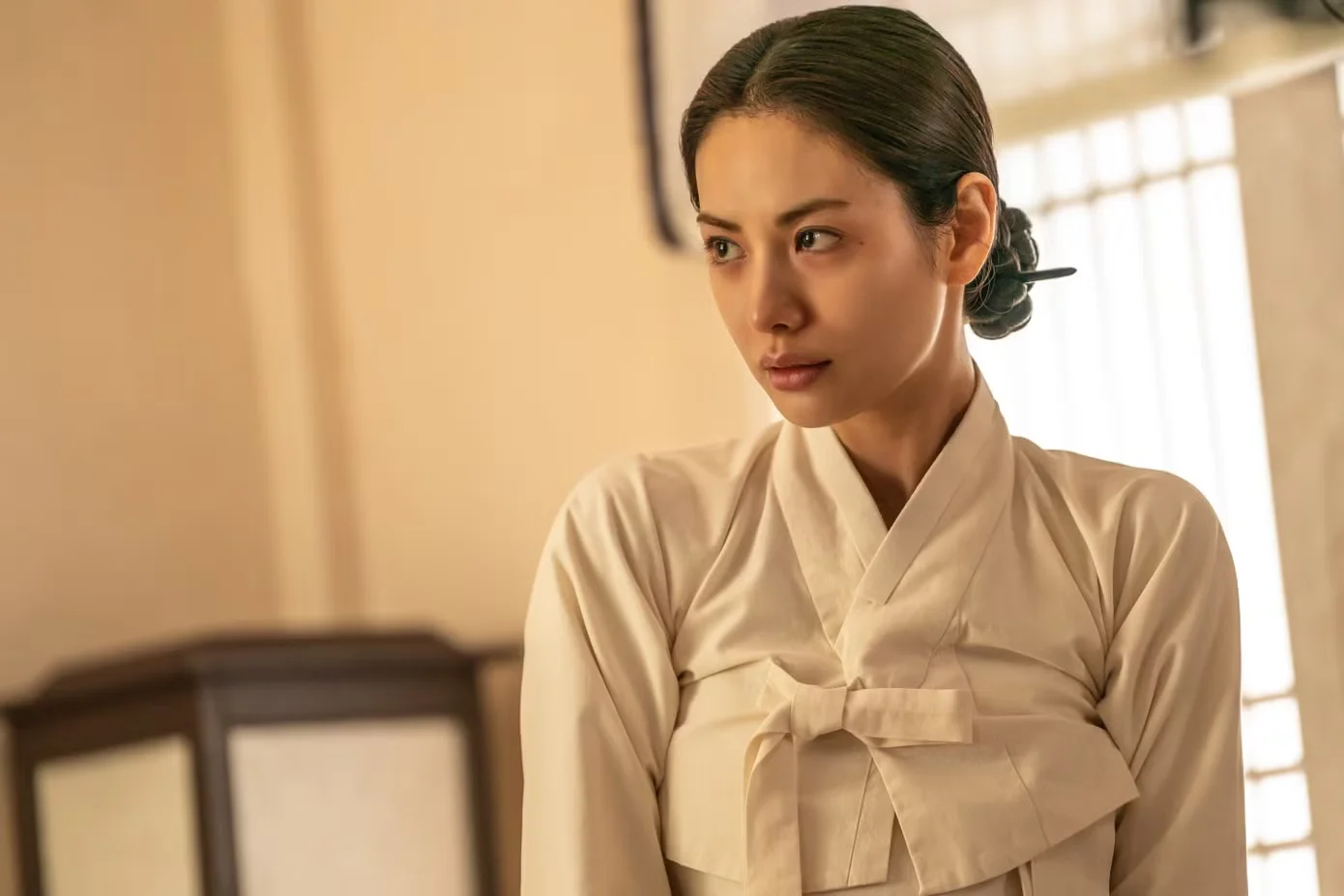 Nana tái xuất táo bạo bên Ji Chang Wook trong The Scandal
