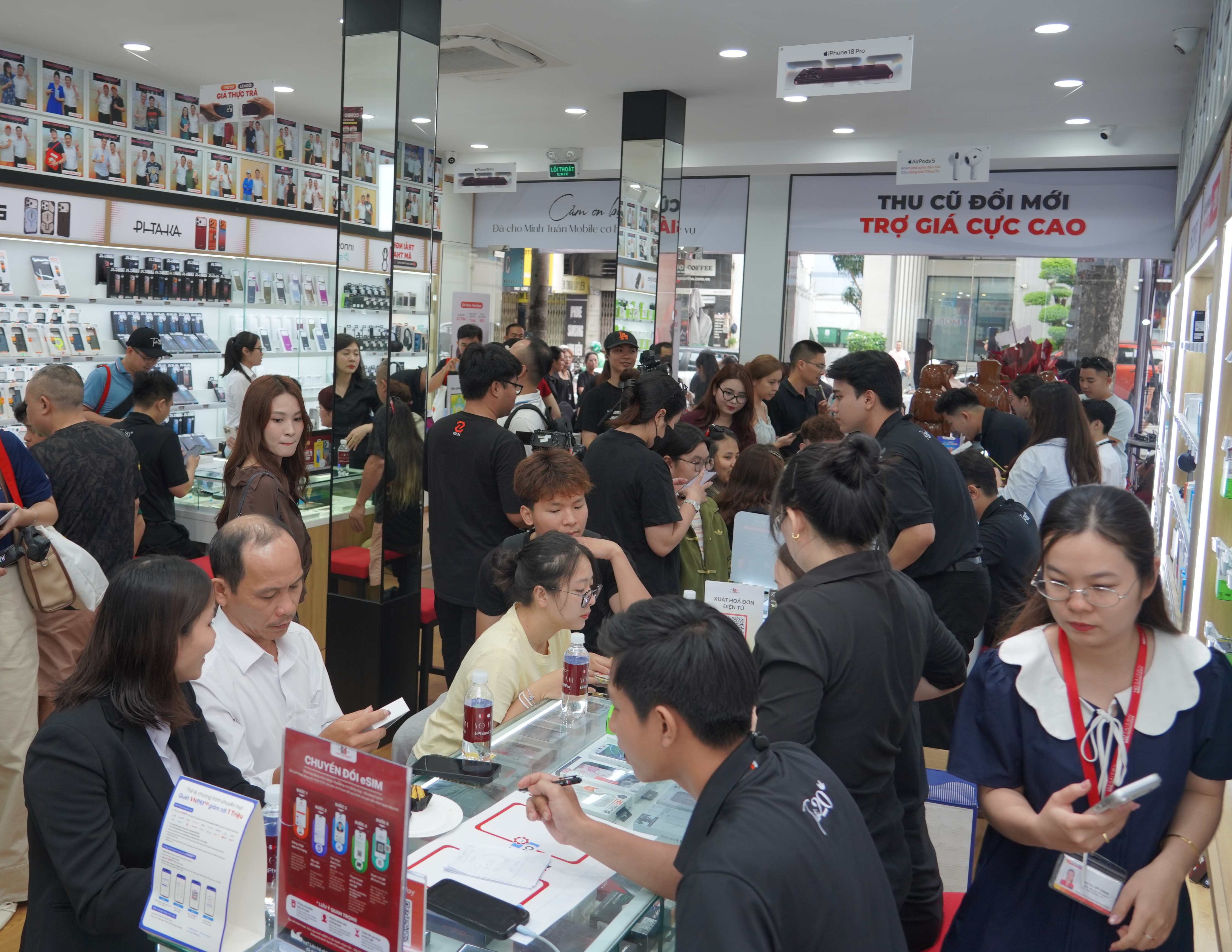 Hàng chục nghìn iPhone 18 đến tay khách Việt sau 3 ngày: màu nào lên ngôi?