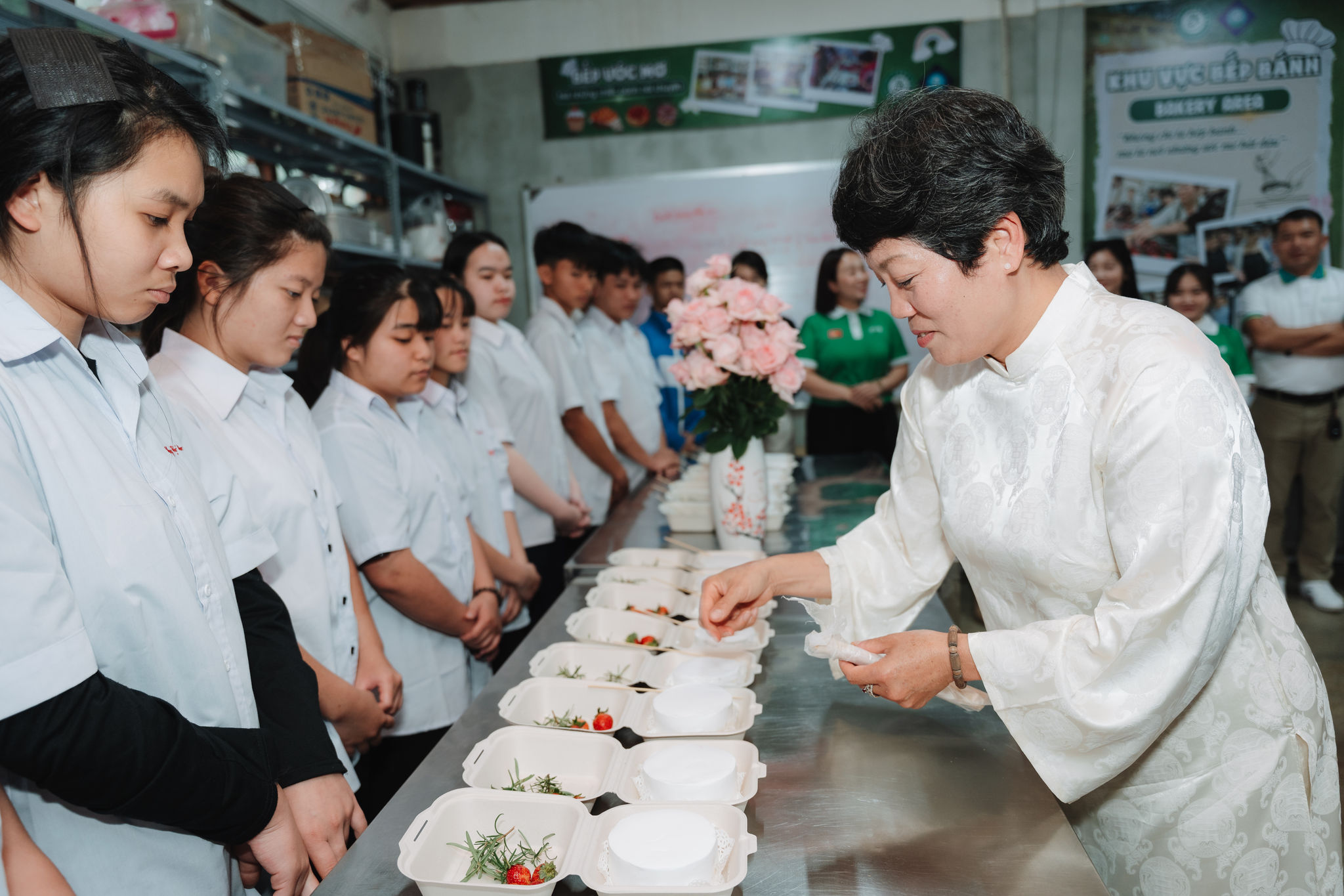 Bỏ nghề ổn định để khởi nghiệp ngành bánh: Đổi áp lực lấy bình yên