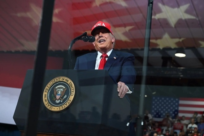 Trump cấm ba hãng tin vào Nhà Trắng: cú đánh nguy hiểm vào tự do báo chí